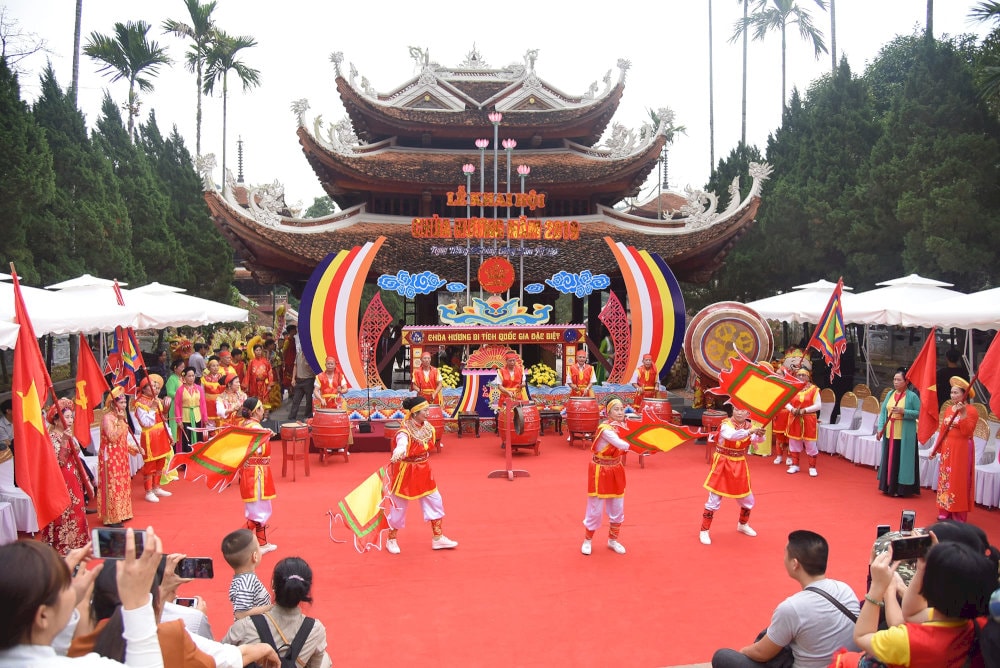 Không khí ngày khai hội tại chùa Thiên Trù
